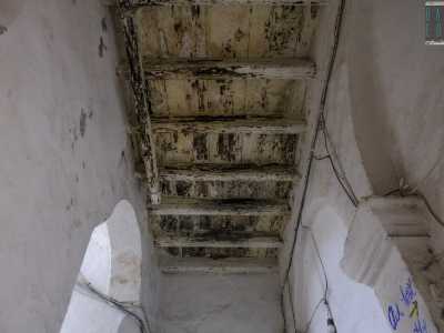 ...e in alto soffitti in legno...